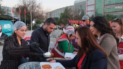 Ceyhan Belediyesi’nin Cumhuriyet Meydanı’nda düzenlendiği 15’inci iftar programında binlerce ilçe
