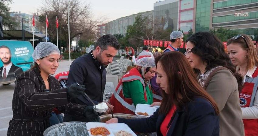 Ceyhan Belediyesi’nin Cumhuriyet Meydanı’nda düzenlendiği 15’inci iftar programında binlerce ilçe