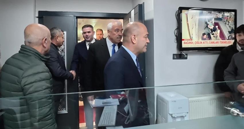 CHP Genel Başkan Yardımcısı Karabat: “Türkiye’yi yönetmekten aciz hale gelmiş, emeklinin, çiftçinin sofrasından uzaklaşmış bir iktidarla karşı karşıyayız” CHP Genel Başkan Yardımcıları Özgür Karabat ve Ulaş Karasu ile