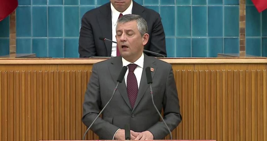 Özgür Özel: “Herkesle inatlaşılır; milletle inatlaşılmaz. Esenyurt, ‘Ahmet Özer’ diyorsa inatlaşmayacaksın” CHP Genel Başkanı Özgür Özel, partisinin grup toplantısında, Esenyurt Belediye