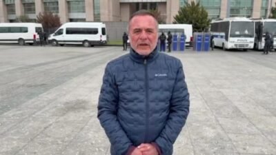 CHP Kuşadası örgütünden Çağlayan Adliyesi önünde “Ömer Günel” nöbeti: Hepimiz Ömer Başkan’ımıza destek için buradayız Kuşadası Belediye Başkanı Ömer Günel’in İstanbul’da gözaltına alınmasının 4. gününde