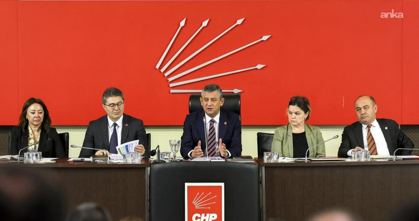 CHP Parti Meclisi toplandı… “Hem Meclis’te hem de sokakta vaatlerimizi halka anlatacağız” CHP Genel Başkanı Özgür Özel başkanlığında toplanan Parti Meclisi (PM)'nde,
