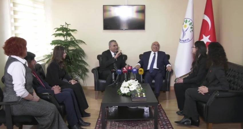 CHP’den DEM Parti’ye bayram ziyareti… CHP Genel Başkan Yardımcısı Özcan: “Bu memlekette yaklaşık 10 senedir, sırf bir siyasi partinin etkili bir genel başkanı olduğu için hapiste olan Selahattin Demirtaş ve Figen Yüksekdağ var” CHP heyeti, DEM Parti'ye bayram ziyaretinde bulundu. DEM Parti Eş