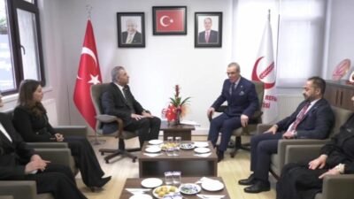CHP heyeti, Ramazan Bayramı dolayısıyla Yeniden Refah Partisi'ni ziyaret etti.