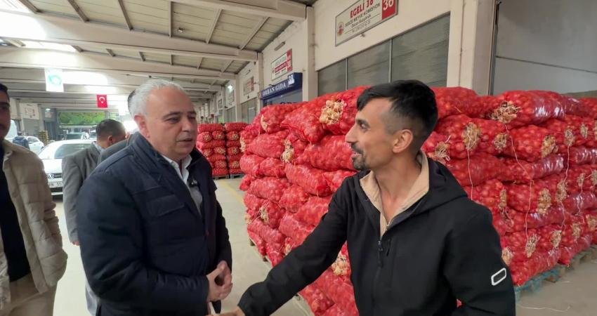 CHP Manisa Milletvekili Vehbi Bakırlıoğlu, Manisa Hali’nde esnafın sorunlarını dinledi. Esnaf