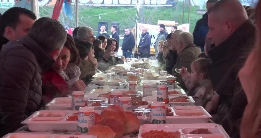 CHP’li Başevirgen ve Özalper Soma’da işçilerle iftar yaptı CHP Manisa İl Başkanı İlksen Özalper ve Milletvekili Bekir Başevirgen,