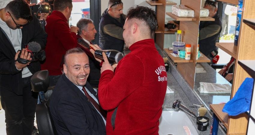 CHP’li belediyelerden yeni uygulama “Halk Berberi”: İlki Uşak’ta açılan halk berberleri yaygınlaşacak CHP’li belediyeler halk lokantalarından sonra ‘halk berberi’ hizmeti de vermeye