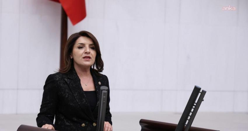 CHP’li Kış’tan Bakan Yumaklı’ya “Smart Latch” sorusu: “Denetim zinciri krizi yaşanıyorsa Tarım ve Orman Bakanı derhal oturduğu o koltuktan istifa etmeli” CHP Mersin Milletvekili Gülcan Kış, Mersin'de Smart Latch isimli safkan