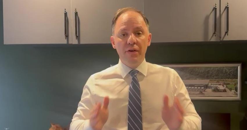 CHP’li Yavuzyılmaz’dan Cumhurbaşkanı Erdoğan’a çağrı: “Acilen bu gece akaryakıttaki KDV oranı ile ilgili bir Cumhurbaşkanı kararı yayımlanmalı” CHP Genel Başkan Yardımcısı Deniz Yavuzyılmaz, motorine bu gece "devasa bir