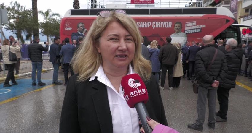 CHP’nin Kuşadası mitingi… Duygu Günel: “Ömer hizmet etmekten başka bir şey yapmadı” Tutuklu Kuşadası Belediye Başkanı Ömer Günel’in eşi Duygu Günel, CHP'nin