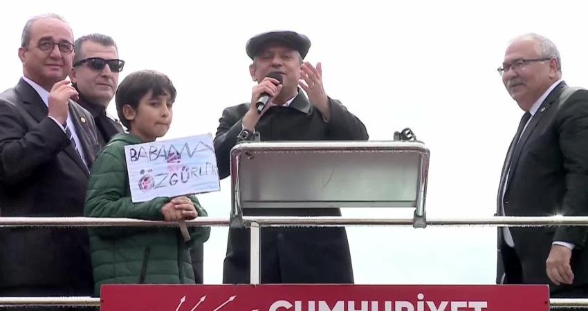 CHP’nin Kuşadası mitingi… Özgür Özel: “Bakan evlatlarının devri bitmektedir, vatan evlatlarının devri başlayacaktır” CHP Genel Başkanı Özgür Özel, “Er ya da geç o