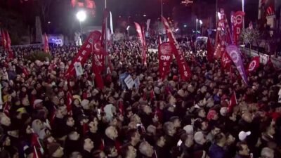 "Millet İradesine Sahip Çıkıyor" mitinginde konuşan İstanbul Üniversitesi İktisat Bölümü mezunu