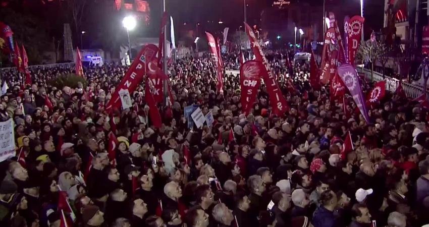 "Millet İradesine Sahip Çıkıyor" mitinginde konuşan İstanbul Üniversitesi İktisat Bölümü mezunu