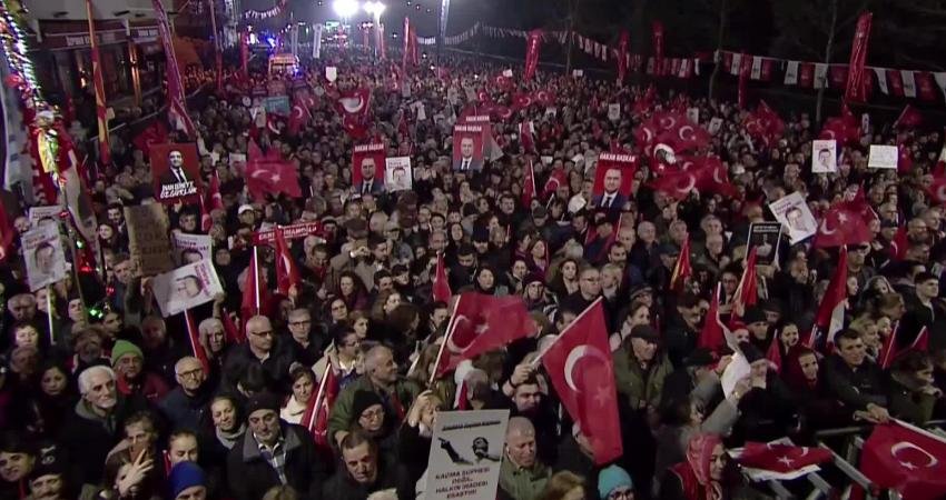 Ekrem İmamoğlu: İktidar sahipleri ayrıştıran, kutuplaştıran politikalarıyla ülkemizi bir uçurumun kıyısına sürükledi” CHP’nin cumhurbaşkanı adayı Ekrem İmamoğlu, partisinin İstanbul'da düzenlediği "Millet İradesine