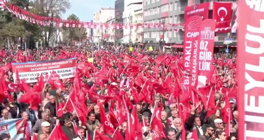 CHP'nin Cumhurbaşkanı adayı Ekrem İmamoğlu, partisinin Uşak'taki "Millet İradesine Sahip Çıkıyor" mitinginde,