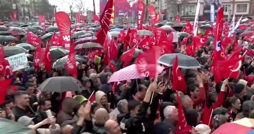 CHP’nin “Millet İradesine Sahip Çıkıyor” mitingi… Özgür Özel: “Darbeye kalkışanlar milleti inandıramamış, bu meydanları dağıtamamış” CHP Genel Başkanı Özgür Özel, 100'üncü "Millet İradesine Sahip Çıkıyor"