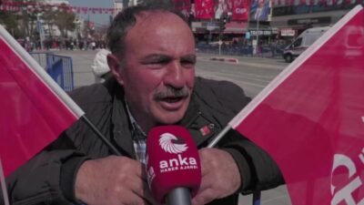 CHP'nin Uşak'taki "Millet İradesine Sahip Çıkıyor" mitingine katılan bir yurttaş,