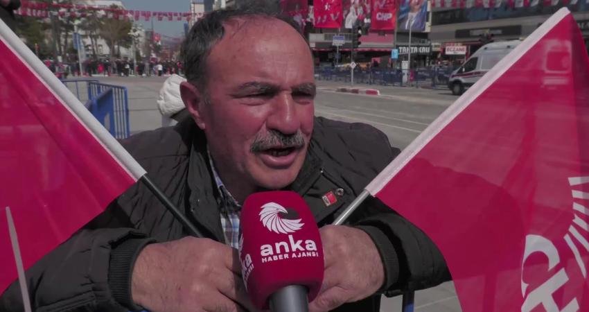 CHP'nin Uşak'taki "Millet İradesine Sahip Çıkıyor" mitingine katılan bir yurttaş,