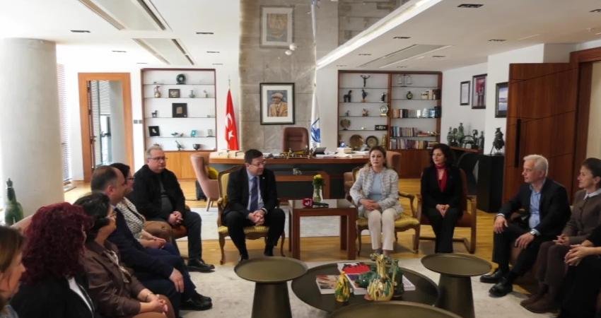 CHP’nin “Millet İradesine Sahip Çıkıyor” mitingi yarın Çanakkale’de… Asu Kaya: “Çanakkaleliler Sayın Özkan Yalım’a ve Uşaklılara dayanışmalarını göndermeye devam edecekler” CHP Kadın Kolları Genel Başkanı Asu Kaya, yarın Çanakkale'de yapılacak