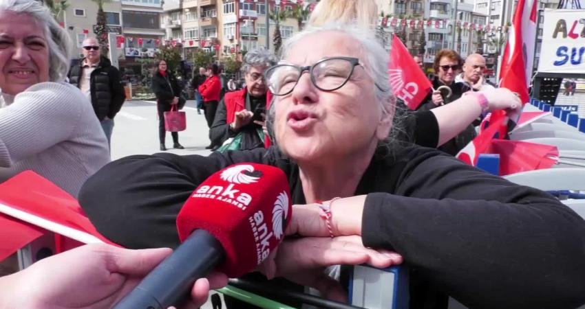 CHP’nin “Millet İradesine Sahip Çıkıyor” mitingine katılan vatandaş: “Ben cumhuriyet kadınıyım. 85 yaşındayım ve adalet istiyorum” CHP'nin Çanakkale'deki "Millet İradesine Sahip Çıkıyor" mitingi öncesinde konuşan vatandaş,