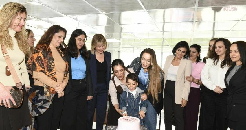 Çiğli Belediyesi’nden vefa örneği: Özge Polat’a doğum günü sürprizi Çiğli Belediyesi, yaşam mücadelesiyle hafızalara kazınan Özge Polat’a anlamlı bir