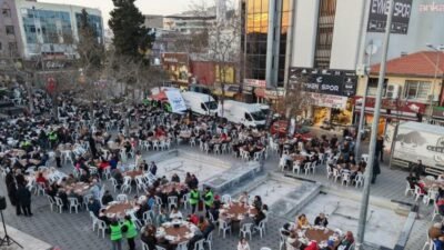 Çiğli Belediyesi’nin Kadir Gecesi’nde Kasaplar Meydanı’nda düzenlediği iftar programı, binlerce
