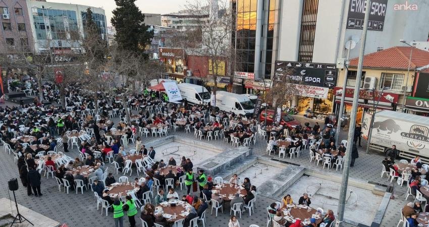 Çiğli Belediyesi’nin Kadir Gecesi’nde Kasaplar Meydanı’nda düzenlediği iftar programı, binlerce