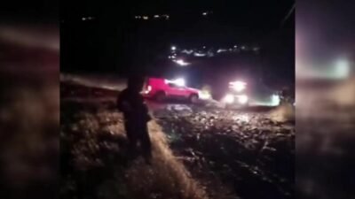 Çorum’un Sarmaşa Köyü yakınlarında araçları çamura saplanan 6 kişilik aile,