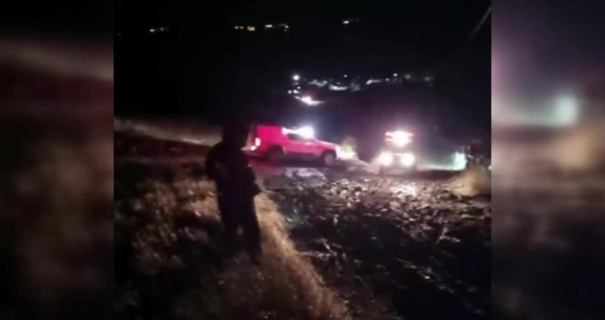 Çorum’un Sarmaşa Köyü yakınlarında araçları çamura saplanan 6 kişilik aile,