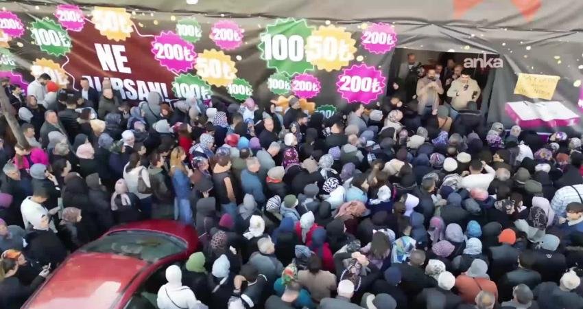 Çorum’da indirimli satış yapan bir züccaciye mağazasının açılışında izdiham yaşandı. Açılış