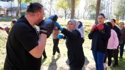 Çukurova Belediyesi’nin Hayalpark Tesisleri’nde düzenlediği kick boks, step aerobik ve