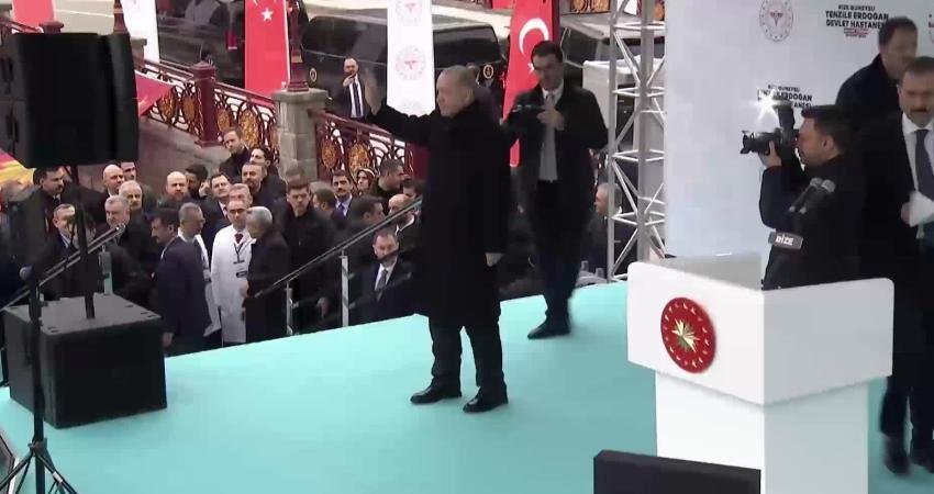 Cumhurbaşkanı Erdoğan: “Etrafımızda füzeler uçuşuyor ama ana muhalefetin umurunda bile değil” Cumhurbaşkanı Recep Tayyip Erdoğan, "Bizim gündemimizde etrafımızı saran ateş çemberinden