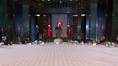 Cumhurbaşkanı Recep Tayyip Erdoğan, "Manşetleriyle hükümetler kurup, hükümetler deviren medya