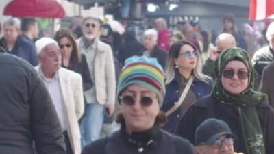 İzmir'de vatandaşlar, Cumhurbaşkanı Recep Tayyip Erdoğan’ın "Bir müjde vermek istiyorum"