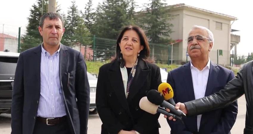 DEM Parti İmralı Heyeti üyesi Sancar: Sürecin kalıcı bir barışa evrilmesi hedefimiz varsa hukuksal güvenceler ve demokratik mekanizmalar acilen işletilmeli DEM Parti İmralı Heyeti üyeleri Pervin Buldan ve Mithat Sancar, önceki