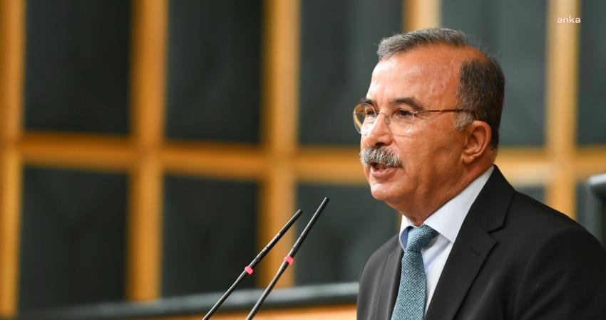 DEM Partili Akın: “MEB’in ‘değerler eğitimi’ adı altında yıl sonu şenliklerini camilere taşıması kabul edilemez” DEM Parti İzmir Milletvekili İbrahim Akın, “MEB’in ‘değerler eğitimi’ adı