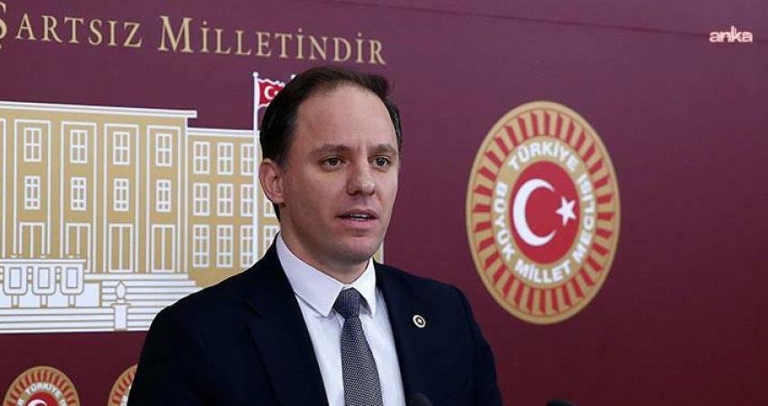 Deniz Yavuzyılmaz: “Eti Maden Genel Müdürlüğü’nün bayram çikolatası alımı için 14 milyon 306 bin lira harcama yaptığını tespit ettik” CHP Genel Başkan Yardımcısı Deniz Yavuzyılmaz, "AKP’nin bayram vurgunu! Tüm