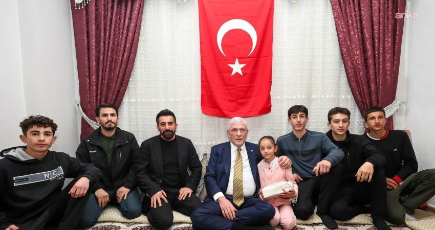 Dervişoğlu, Uludere’de şehit ailesinin iftar sofrasına konuk oldu İYİ Parti Genel Başkanı Müsavat Dervişoğlu, Şırnak’ın Uludere ilçesinde ailesinin