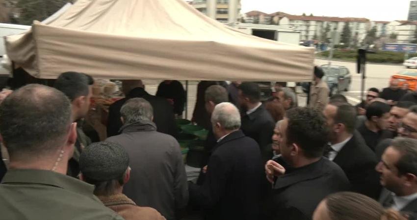 Dervişoğlu’dan, Ankara’da pazar ziyareti: “Vatandaşı bu halde görünce boynumdaki kravattan ve üstümdeki beyaz gömlekten utanıyorum” İYİ Parti Genel Başkanı Müsavat Dervişoğlu, her pazar ziyareti yaptığında,