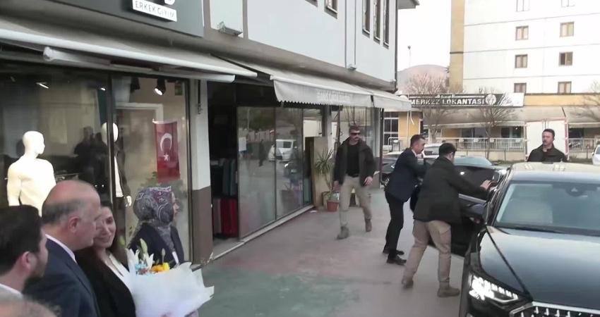 Dervişoğlu’ndan iktidarın emekli bayram ikramiyesini artırmama kararına tepki: Sana var da, emekliye mi yok bu memleketin imkanı? İYİ Parti Genel Başkanı Müsavat Dervişoğlu, iktidarın emeklilere verilen bayram