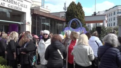 Tiyatro sanatçısı Derya Baykal, “Parıltılı Koltuk, Işıldayan Kadınlar” gösterisini ilk