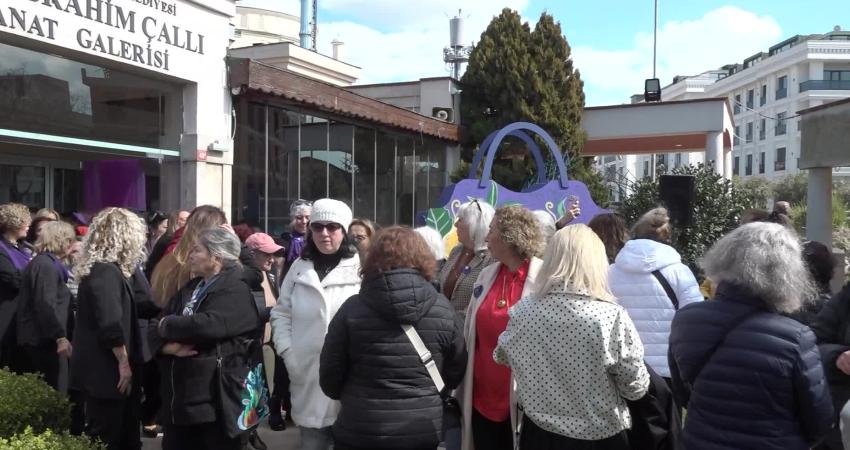 Tiyatro sanatçısı Derya Baykal, “Parıltılı Koltuk, Işıldayan Kadınlar” gösterisini ilk