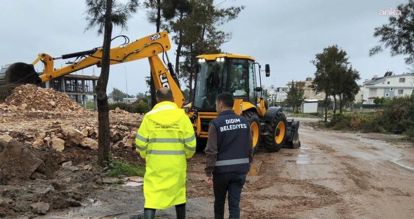 Didim Belediyesi ekiplerinden kuvvetli yağışa karşı yoğun mesai Didim Belediyesi, kentte etkili olan kuvvetli yağışlara karşı tüm ekipleriyle