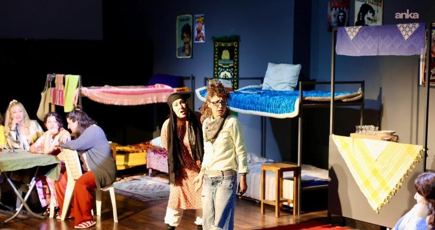 Didim’de “Kadın Kadına Özgürlük” oyununa yoğun ilgi Didim Belediyesi Tiyatro Topluluğu, 27 Mart Dünya Tiyatro Günü kapsamında