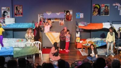 Didim Belediyesi Tiyatro Topluluğu, "Kadın Kadına Özgürlük" oyununu sahneledi. Oyunun ardından