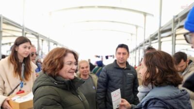 Didim Belediyesi tarafından hazırlanan marteniçka bileklikler, Cumartesi Pazarı’nda vatandaşlara dağıtıldı.