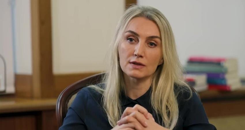 Dilek Kaya İmamoğlu: “Bu mücadele 86 milyonun mücadelesi, Mustafa Kemal Atatürk’ün kurup bizlere emanet ettiği bir ülkenin mücadelesi, Cumhuriyet mücadelesi veriyoruz biz” CHP’nin tutuklu cumhurbaşkanı adayı Ekrem İmamoğlu’nun eşi Dilek Kaya İmamoğlu,