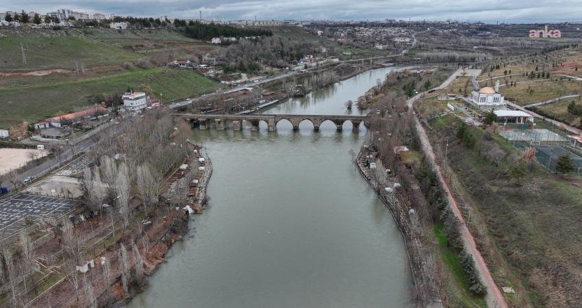 Diyarbakır Valiliği’nden barajdan su tahliyesi uyarısı: Su seviyesindeki ani yükselmelere karşı dikkatli ve tedbirli olunması istendi Diyarbakır’da yağışın etsiyle Devegeçidi Barajı’nda su seviyesinin yükselmesiyle tahliye işlemi