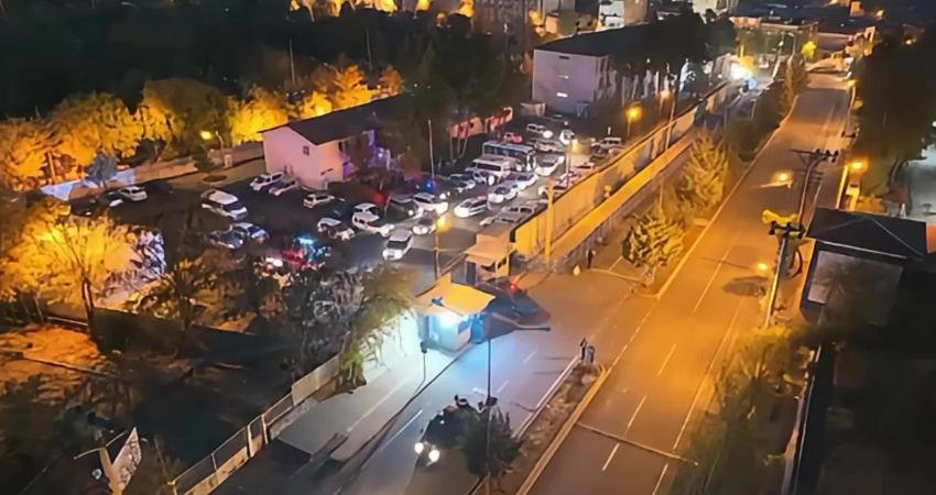 Diyarbakır’da araç muayene hizmetlerini taklit ederek çok sayıda kişiyi dolandırdığı bildirilen 25 kişi tutuklandı Diyarbakır merkezli 14 ilde düzenlenen eş zamanlı operasyonlarda, "TÜVTÜRK araç