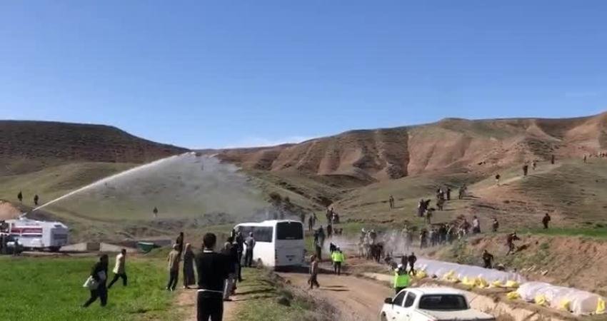 Diyarbakır’da GES protestosuna Jandarma müdahalesi: 15 gözaltı, 4 yaralı Diyarbakır’ın Sur ilçesine bağlı kırsal Kervanpınar ve Sati mahallelerinde mera